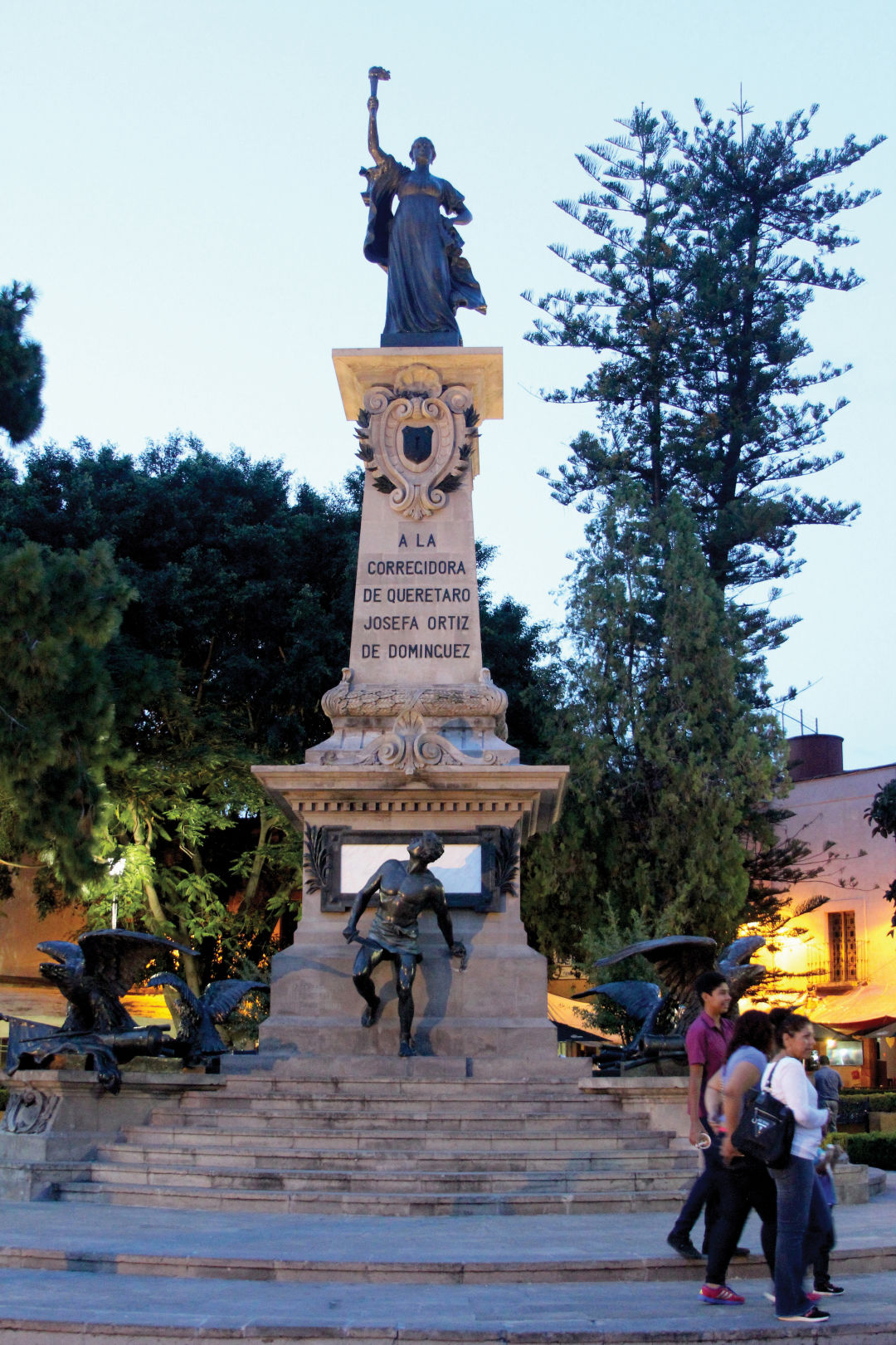 1216 mexico feature queretaro statue eaykam