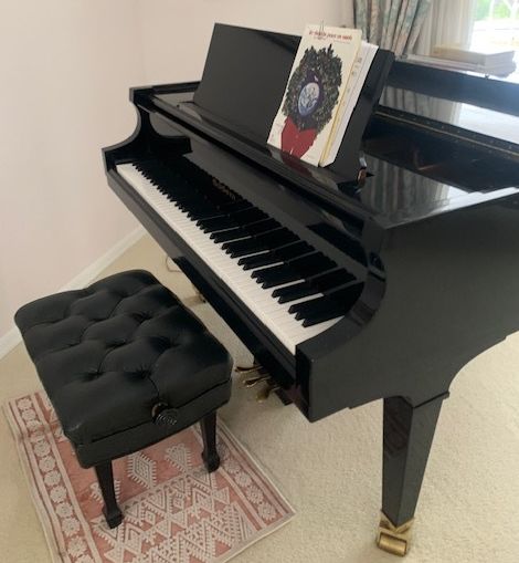 A black Baldwin baby grand