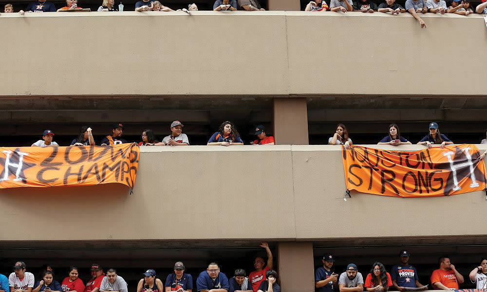 WATCH: Astros superfan Mattress Mack carrying $10 mil. in winnings