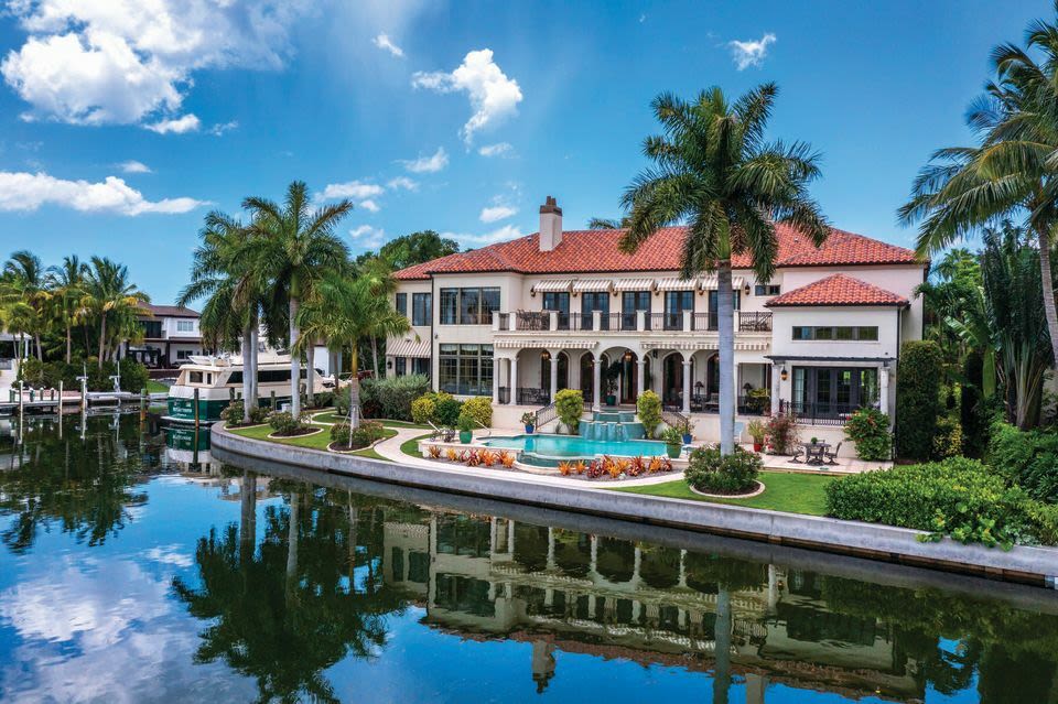 Front of multi million dollar home on Lido Key