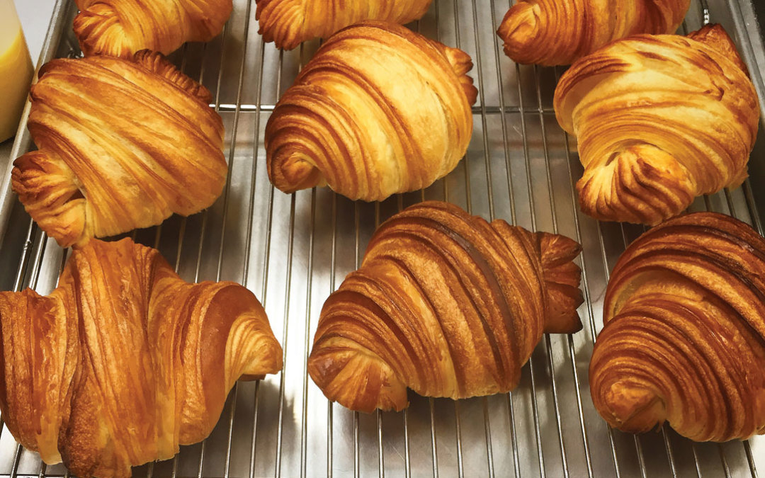 0715 table croissants levure bakerie patisserie izfwdv