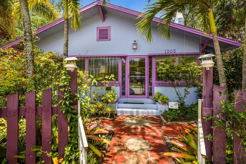 A purple house in the Central Cocoanut Neighborhood.