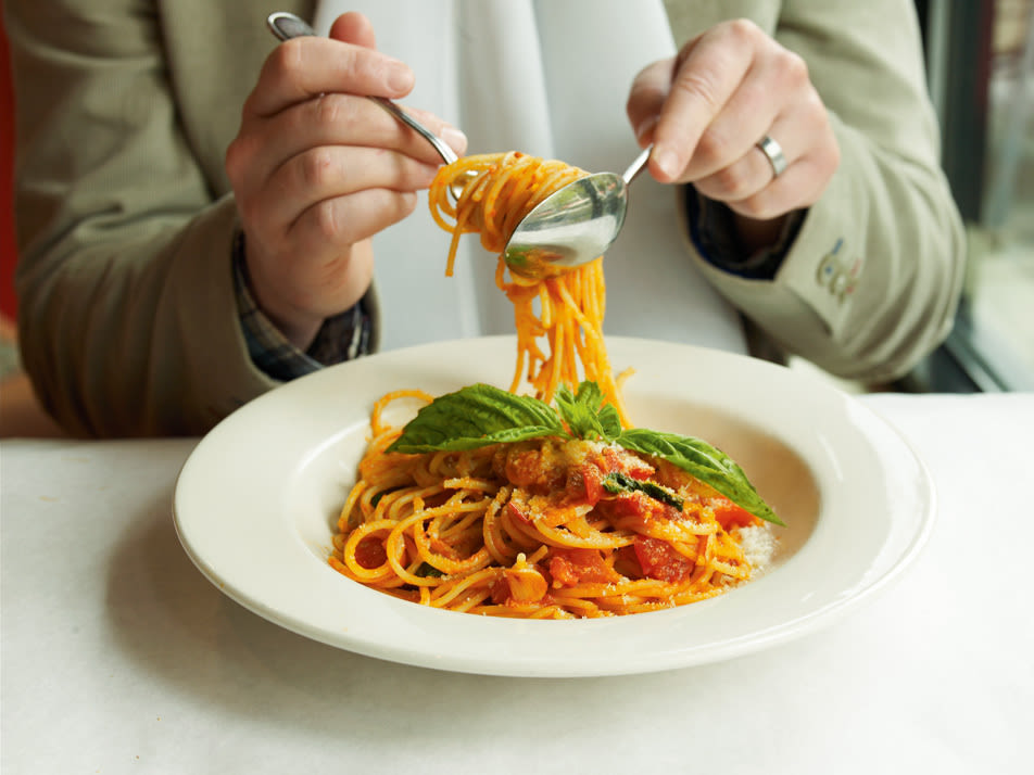 0806 pg077 eats spaghetti h76rym