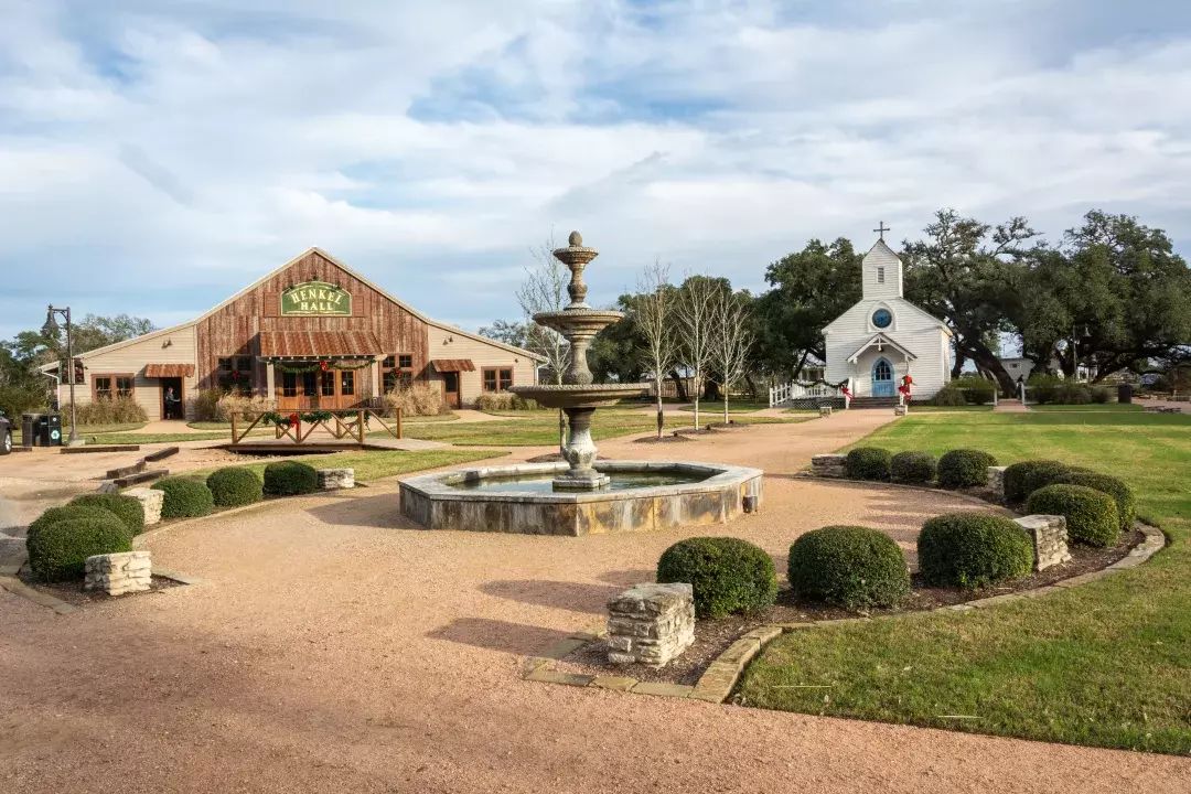 Everything You Need to Know for a Weekend Trip to Round Top - Vimarsana News