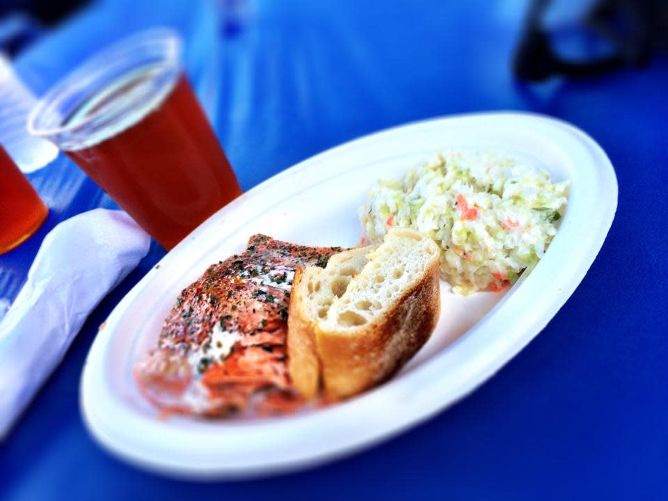 Seafoodfest salmondinner o9cqpm