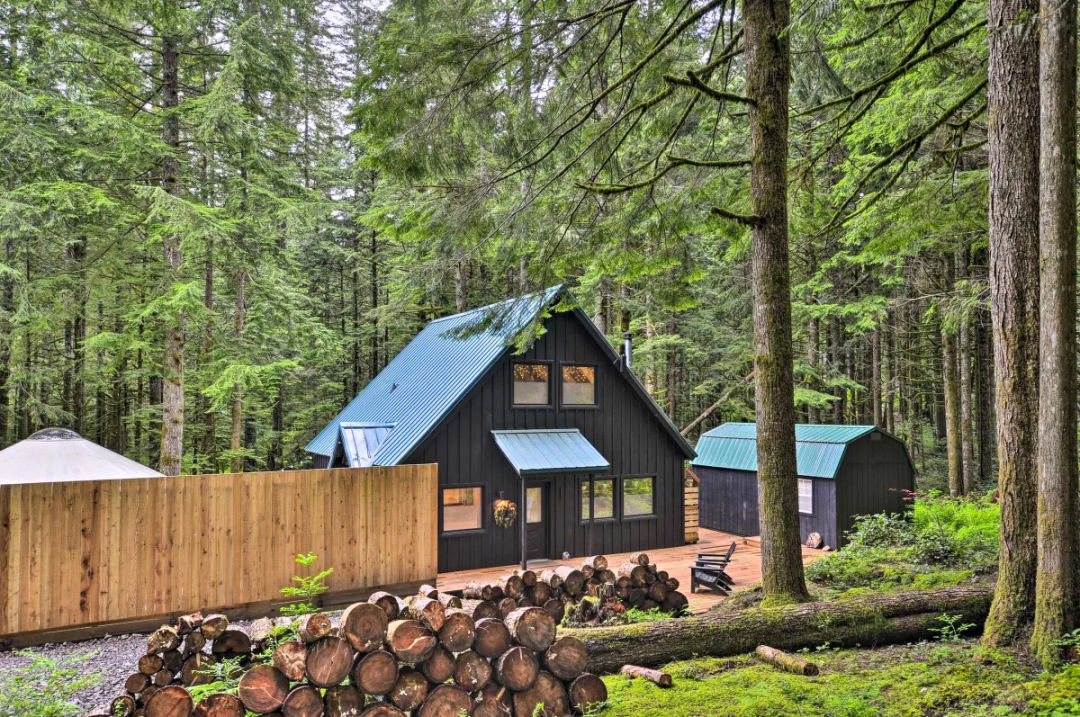 a0F4P00000Q4wDZUAZ_copy_cjrhfi Property Watch: A Boho Cabin with a Yurt, Sauna, and Indoor Hammock