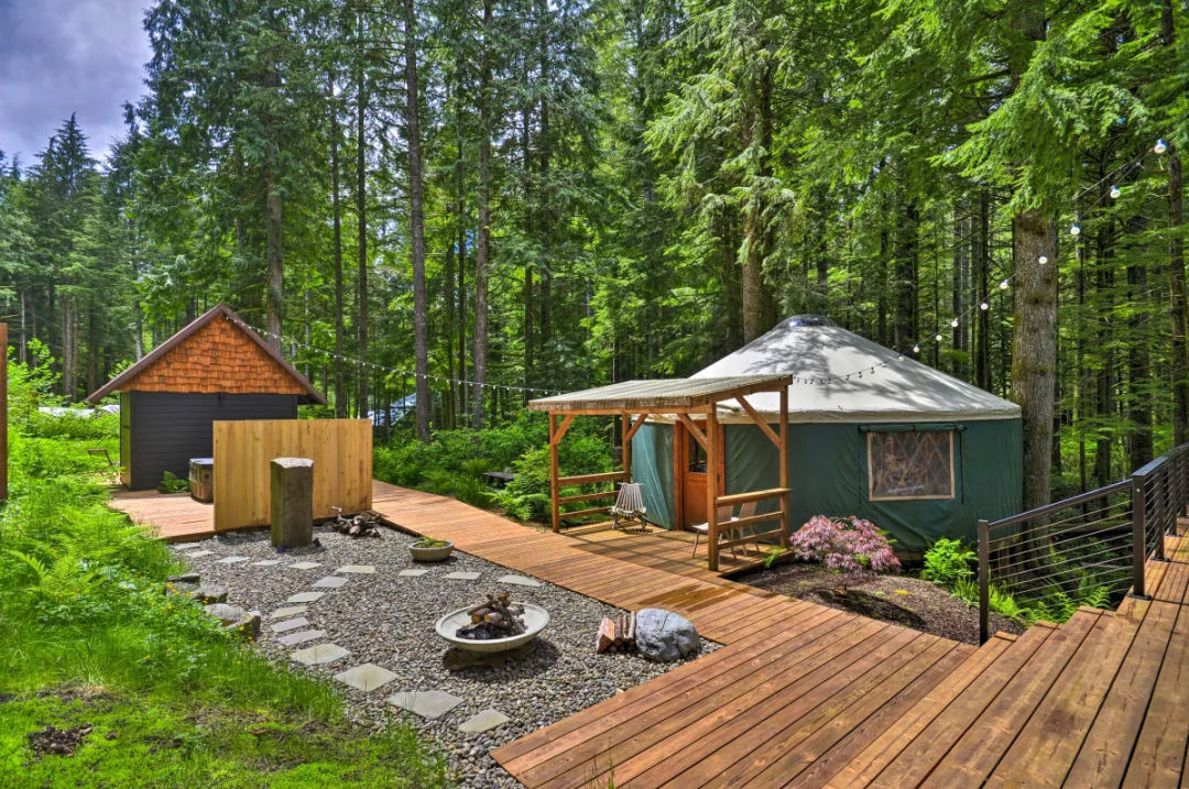 a0F4P00000Q4wDmUAJ_copy_ndixxl Property Watch: A Boho Cabin with a Yurt, Sauna, and Indoor Hammock