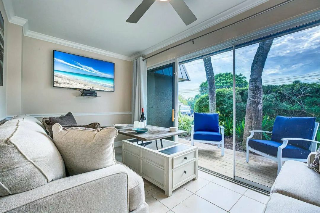 This beachy Siesta Key studio is located in the center of it all, in the Calle Minorga complex.