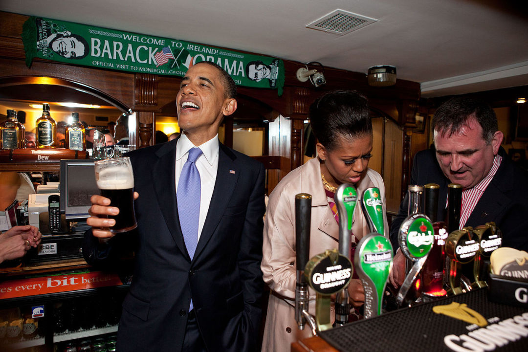 1280px barack and michelle obama in ollie hayes pub zmo0l7