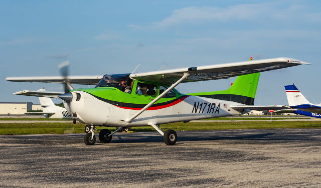 Take a Discover Flight lesson at Cirrus Aviation