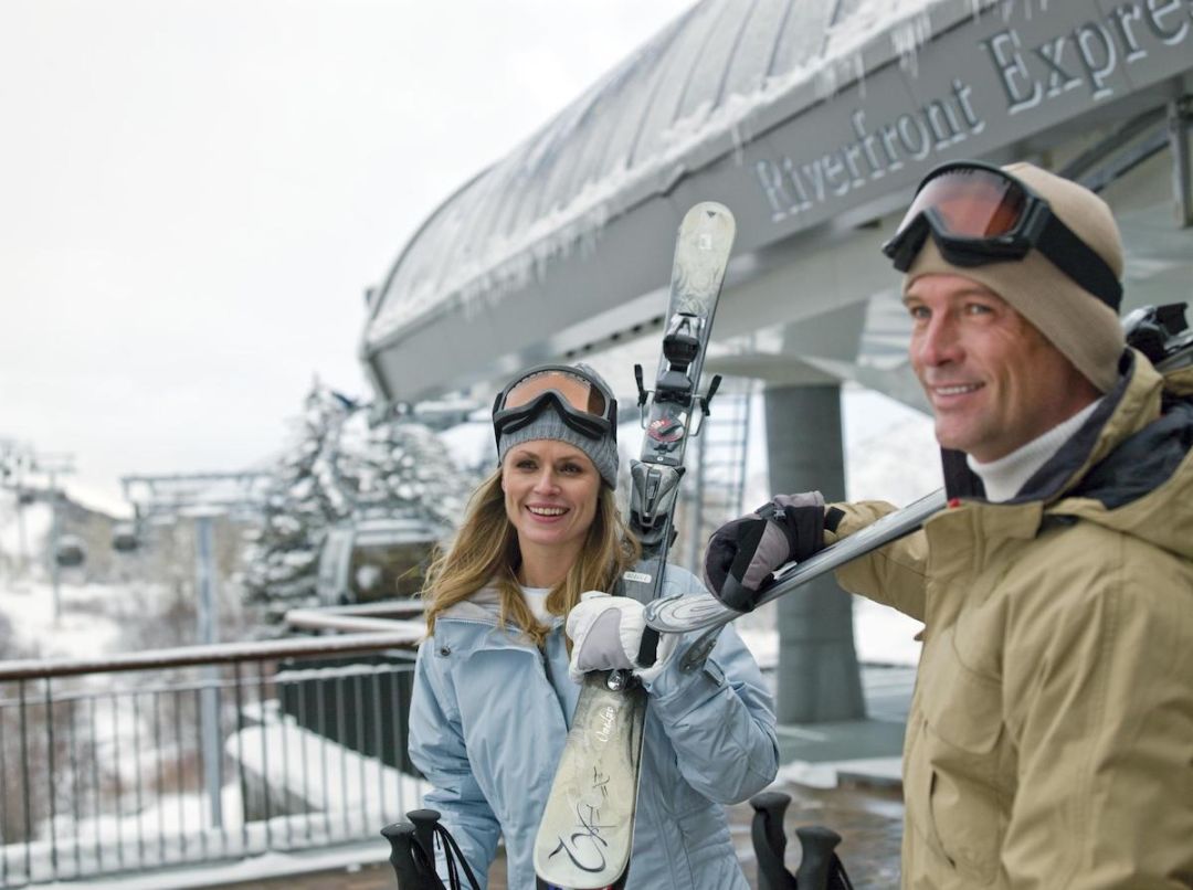 Westin riverfront gondola skiers small i8r0jh