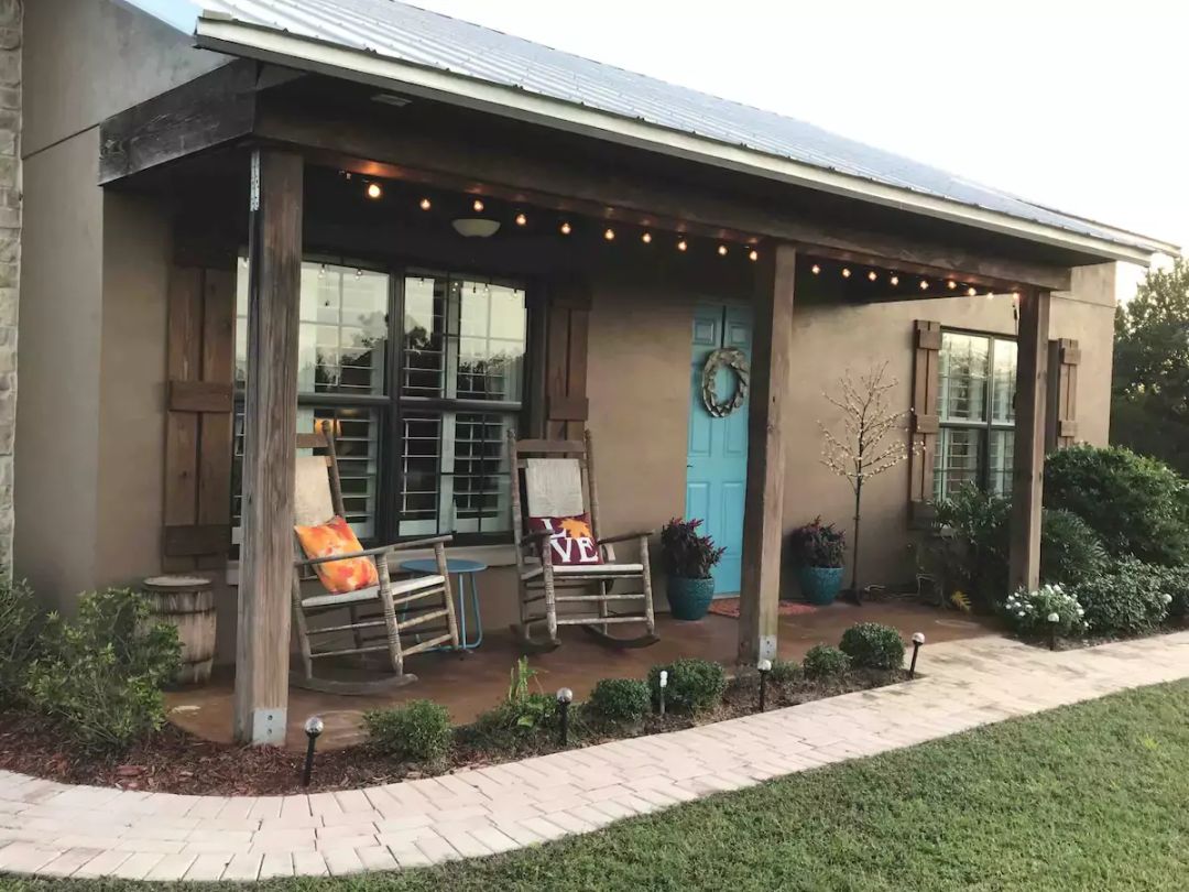 Discover eastern Sarasota, where peaceful country living awaits in these guesthouse porch rockers.