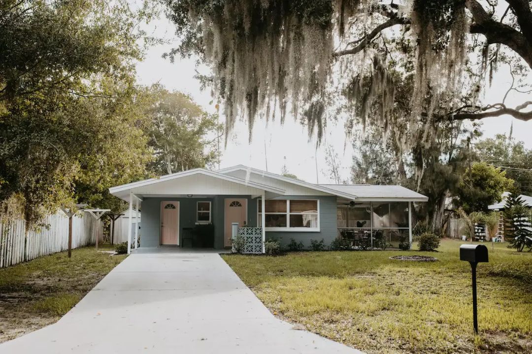 If you like the look of mid-century modern Florida homes, this area is full of them.