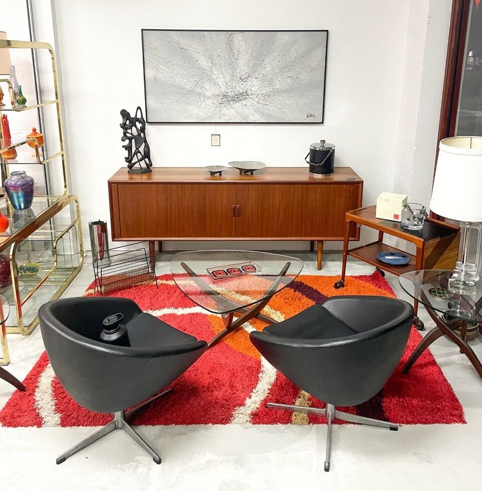 A photo of a table and chairs at the Retro Revival SRQ store in Gulf Gate.