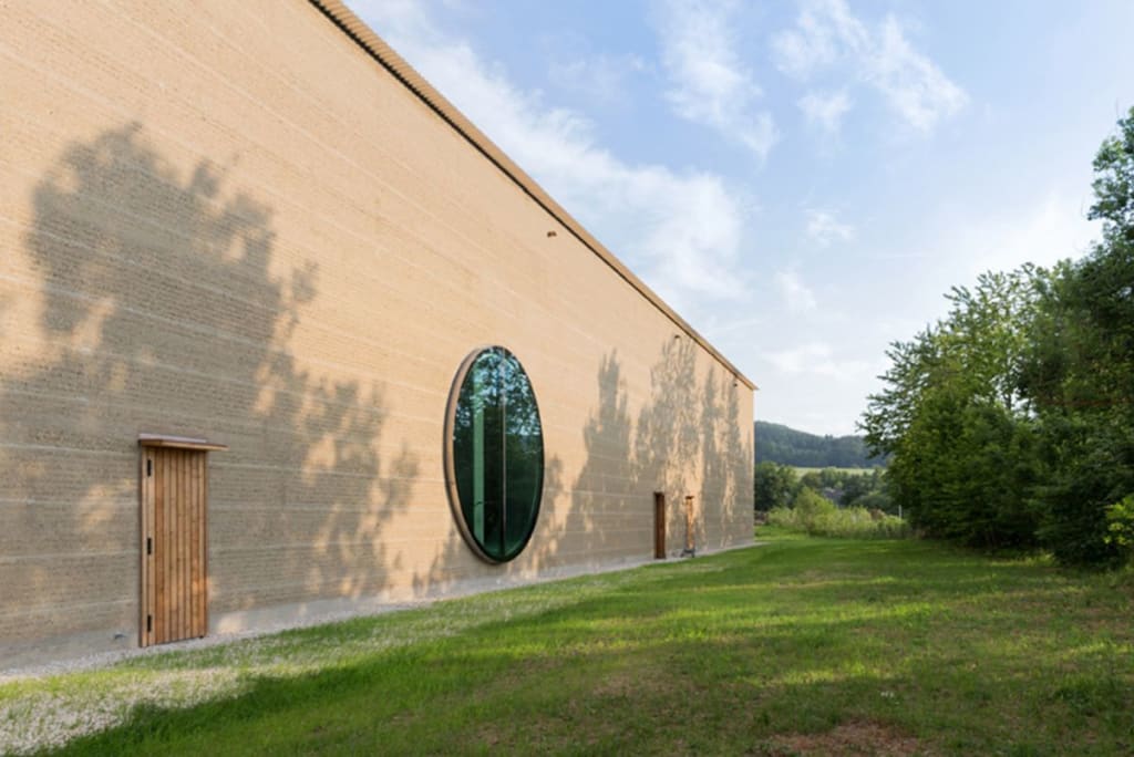 Rammed-earth-Ricola-Kräuterzentrum-round-window
