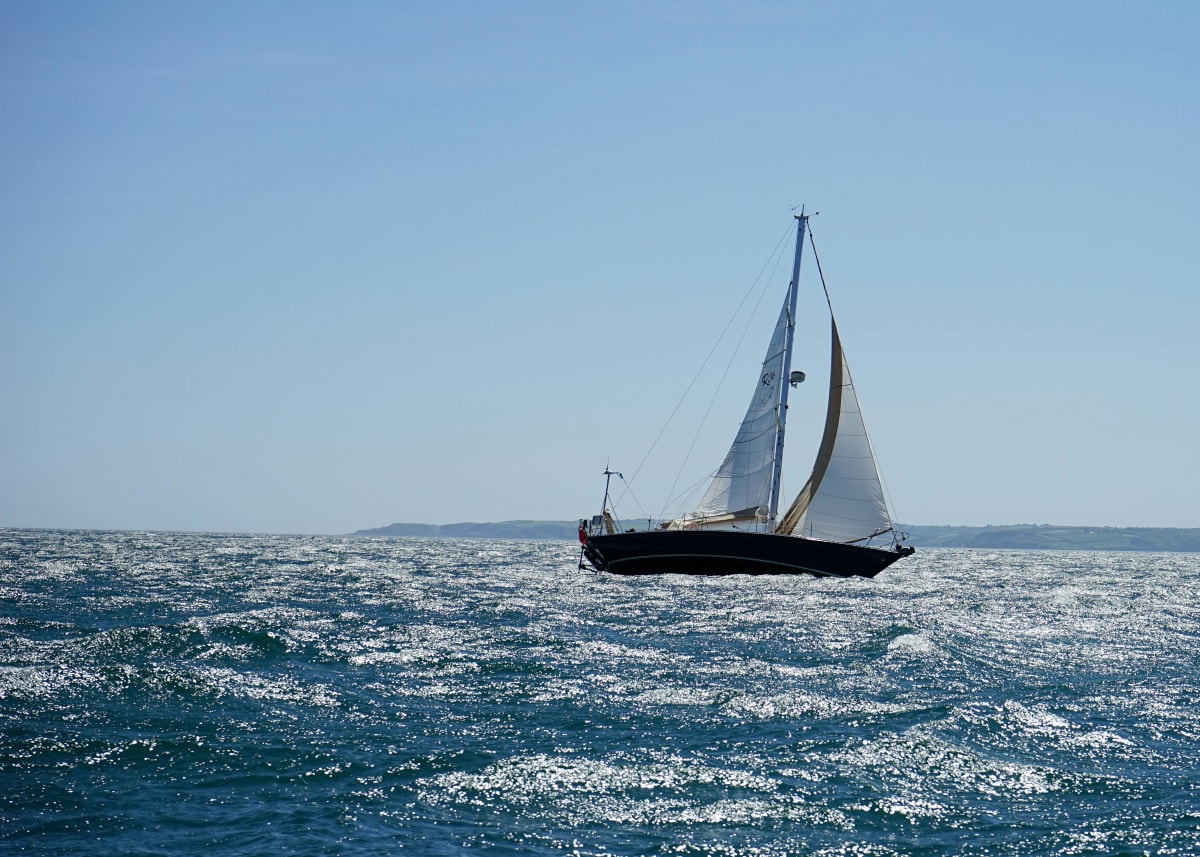 How a Sailboat Works: Sail, Keel, and Tacking Guide