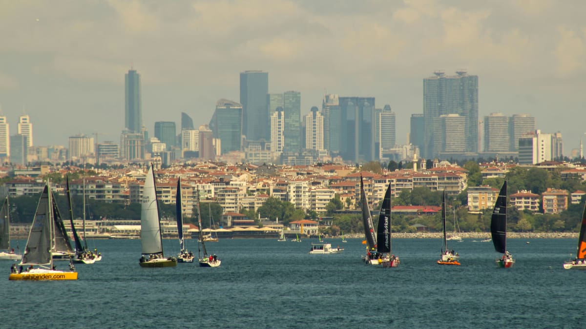 Jibing downwind sailing route broad reach