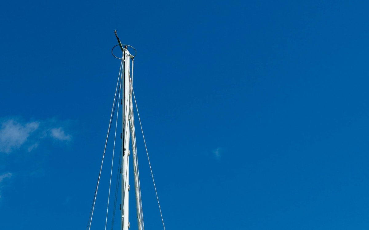 Windward vs leeward identification using a Windex wind vane at the masthead.
