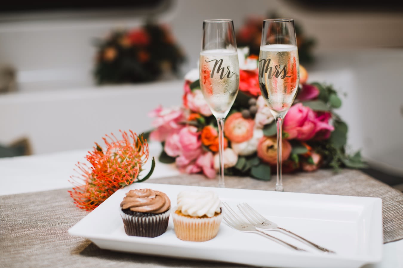 6@2x cupcakes and champagne at a wedding