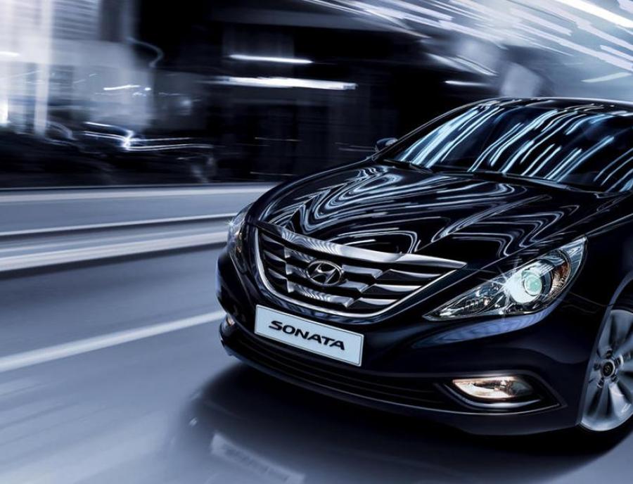 Hyundai sonata 2.0 131. Hyundai Sonata. Хендай Соната в автосалоне. Хендай Соната маленькая машина. Hyundai Sonata 2.4 at Prestige foto.