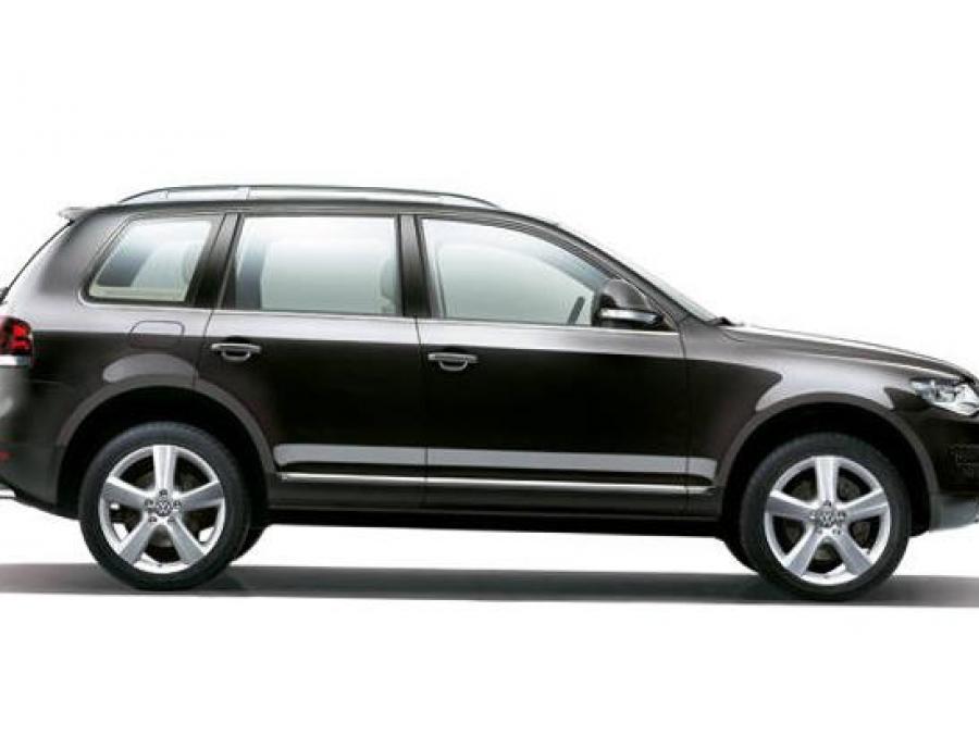 Volkswagen Touareg белый сзади