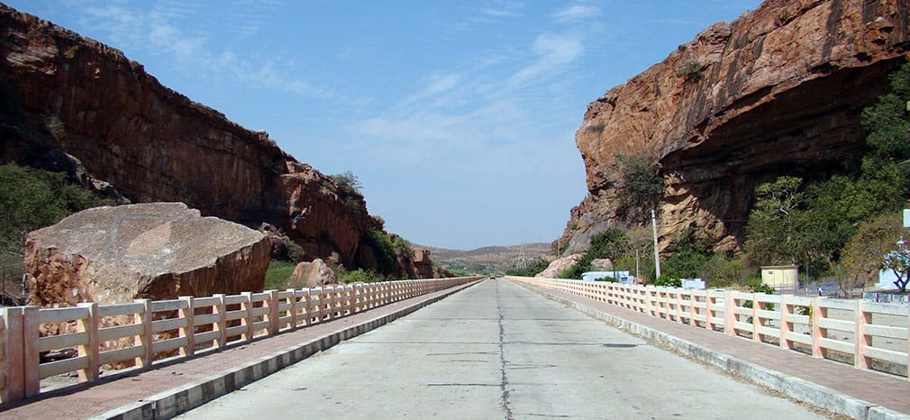 Awesome_Rocky_Formation_Road_1