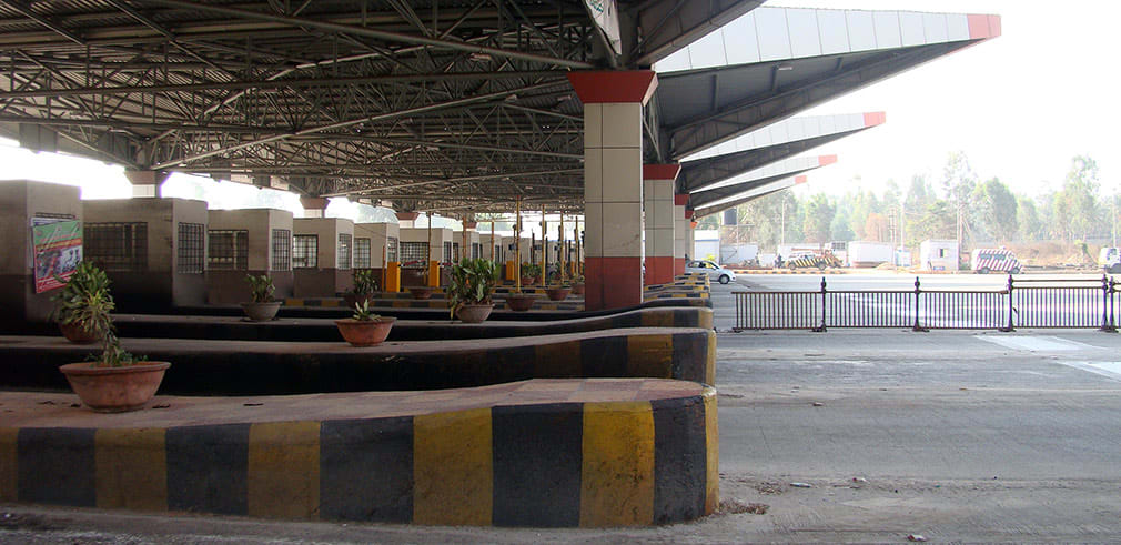 Waiting_at_Toll_Gate_2