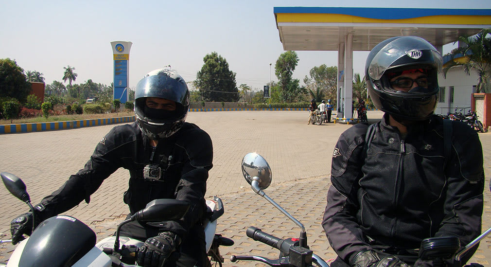 Refuelling_at_Kamat_Petrol_Pump