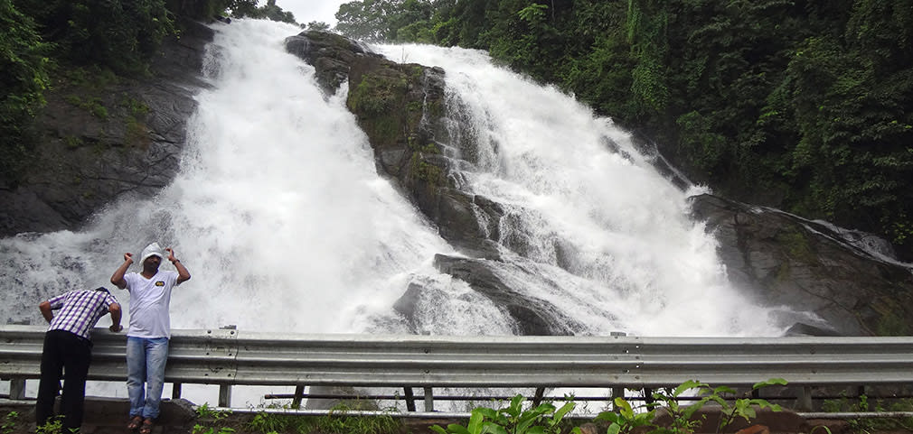 Roaring_Falls_nearby_Athirappilly