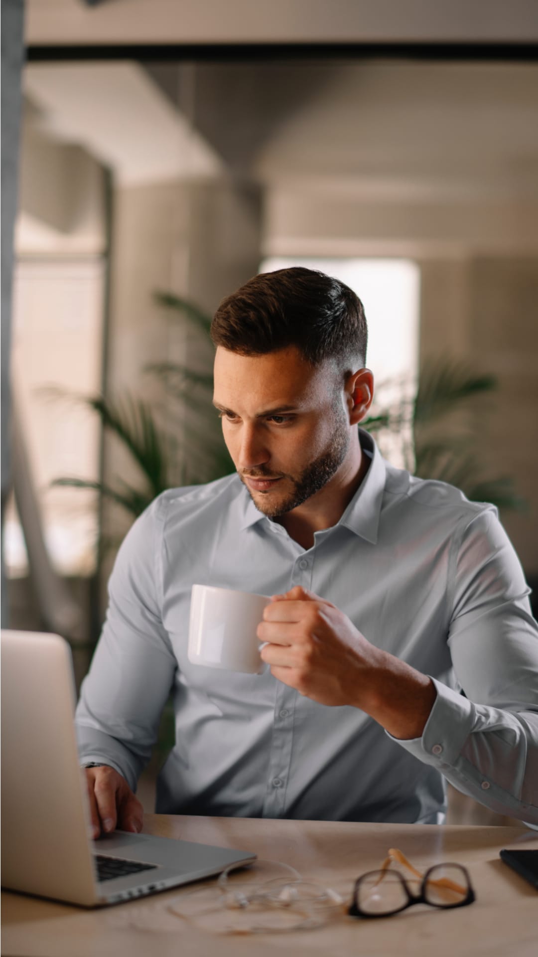Business man line manages his team remotely