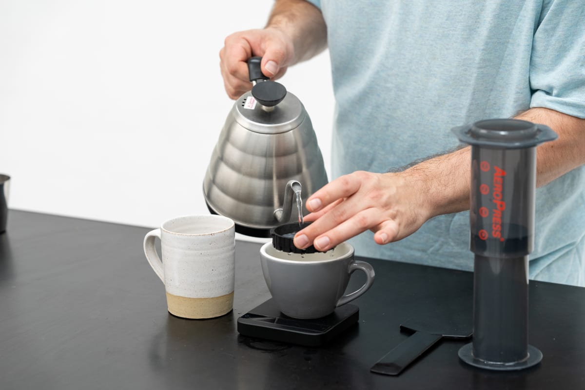 https://res.cloudinary.com/sample-coffee/image/fetch/c_fill,f_auto,q_auto,g_faces,w_1200/https://static.samplecoffee.com.au/brewguides/aeropress/AEROPRESS_INVERTED-2.jpg