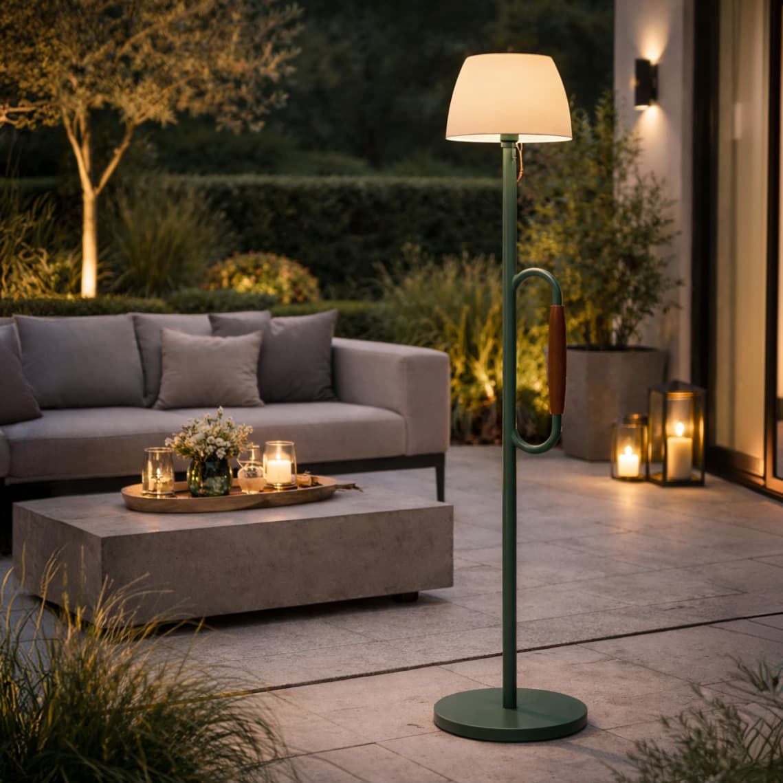 Lampadaire solaire sans fil Kreafunk Arc posé sur une terrasse