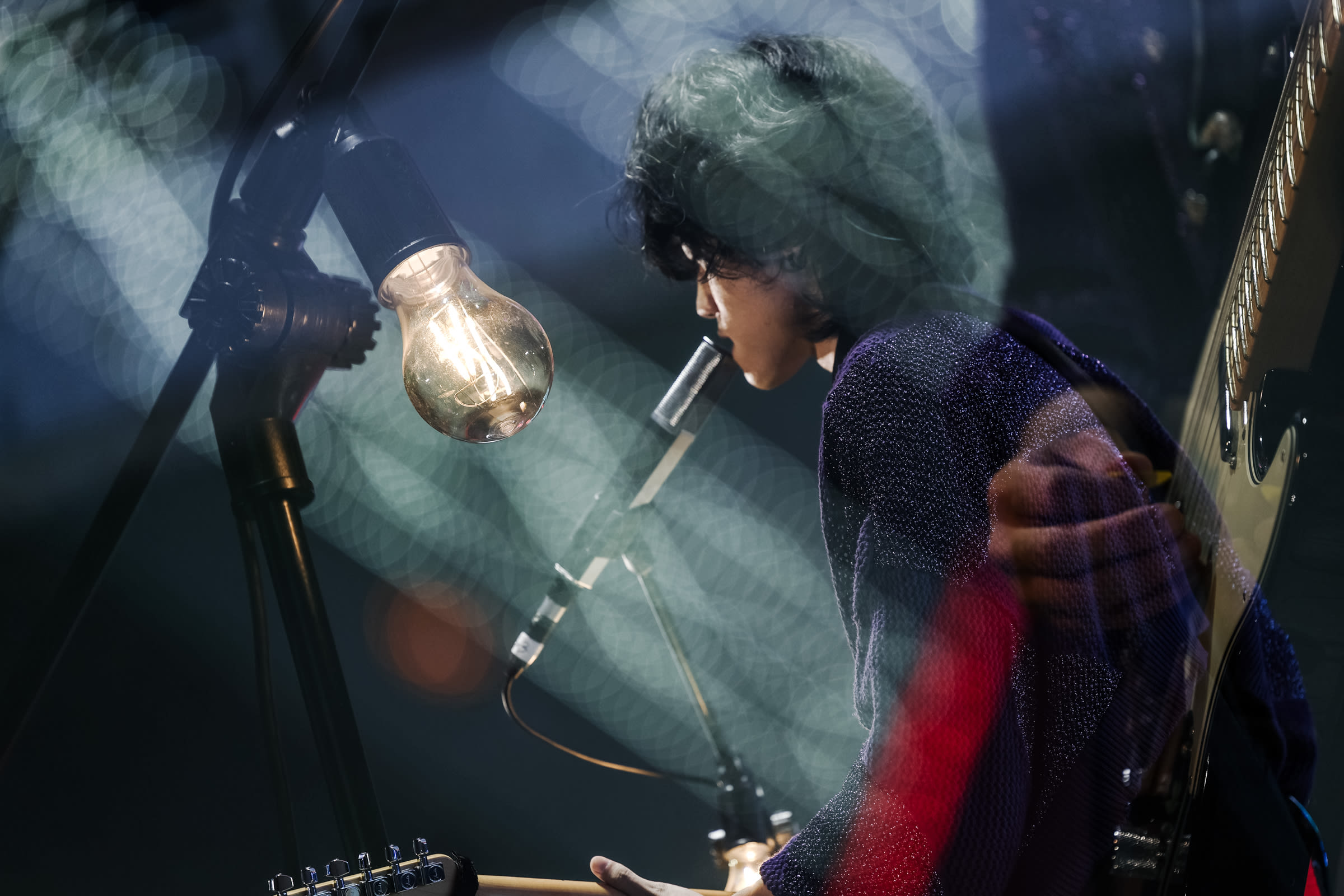 利用多重曝光，並且結合孤寂輔導室樂團視覺特徵，創作出這張夢幻的照片。