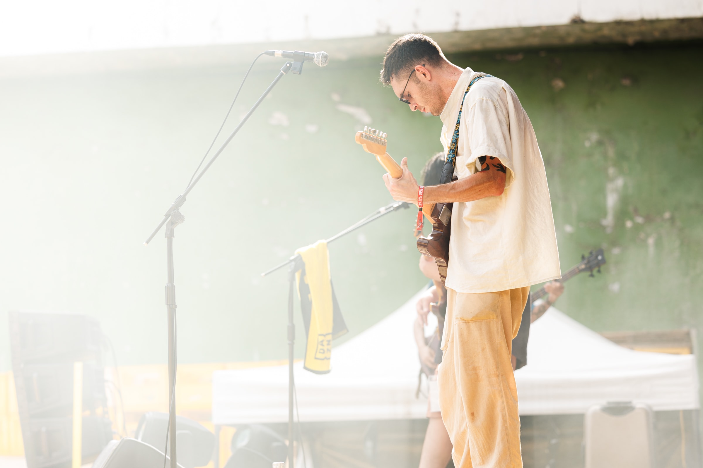 下午的陽光從建築與舞台的縫隙打下來，淡淡的金黃色打在樂手身上，得到了這張夢幻的照片。