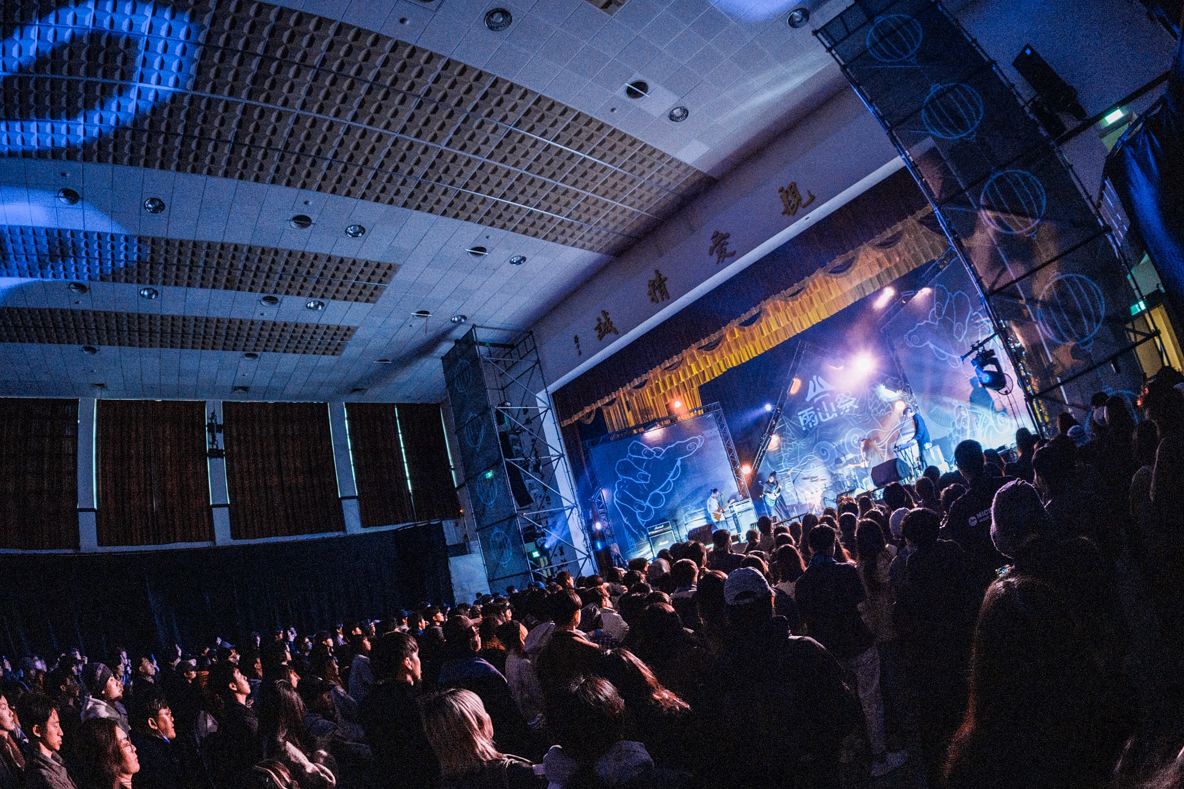 使用魚眼鏡頭展現場域與充滿觀眾的畫面。