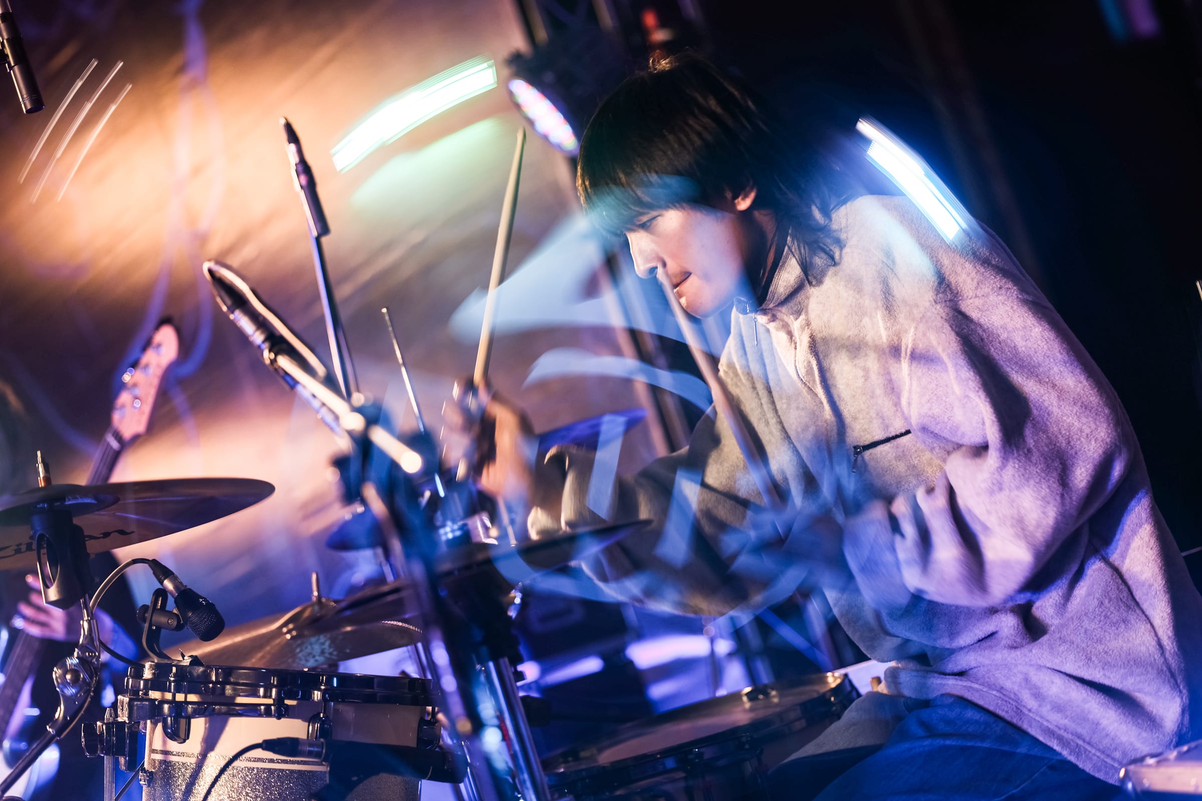 利用多重曝光拍攝技巧，將鼓手的演出瞬間與音樂祭視覺設計結合。