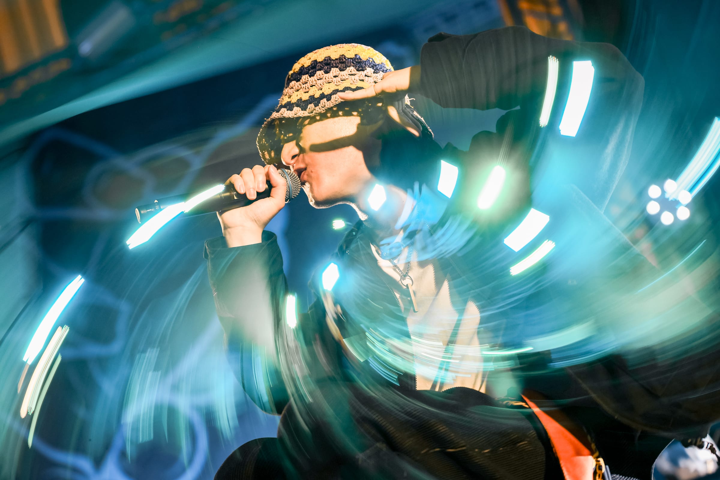 利用R6 mark ii機身內建的功能多重曝光，拍出特別的效果，展現wanna sleep演出時的精彩。