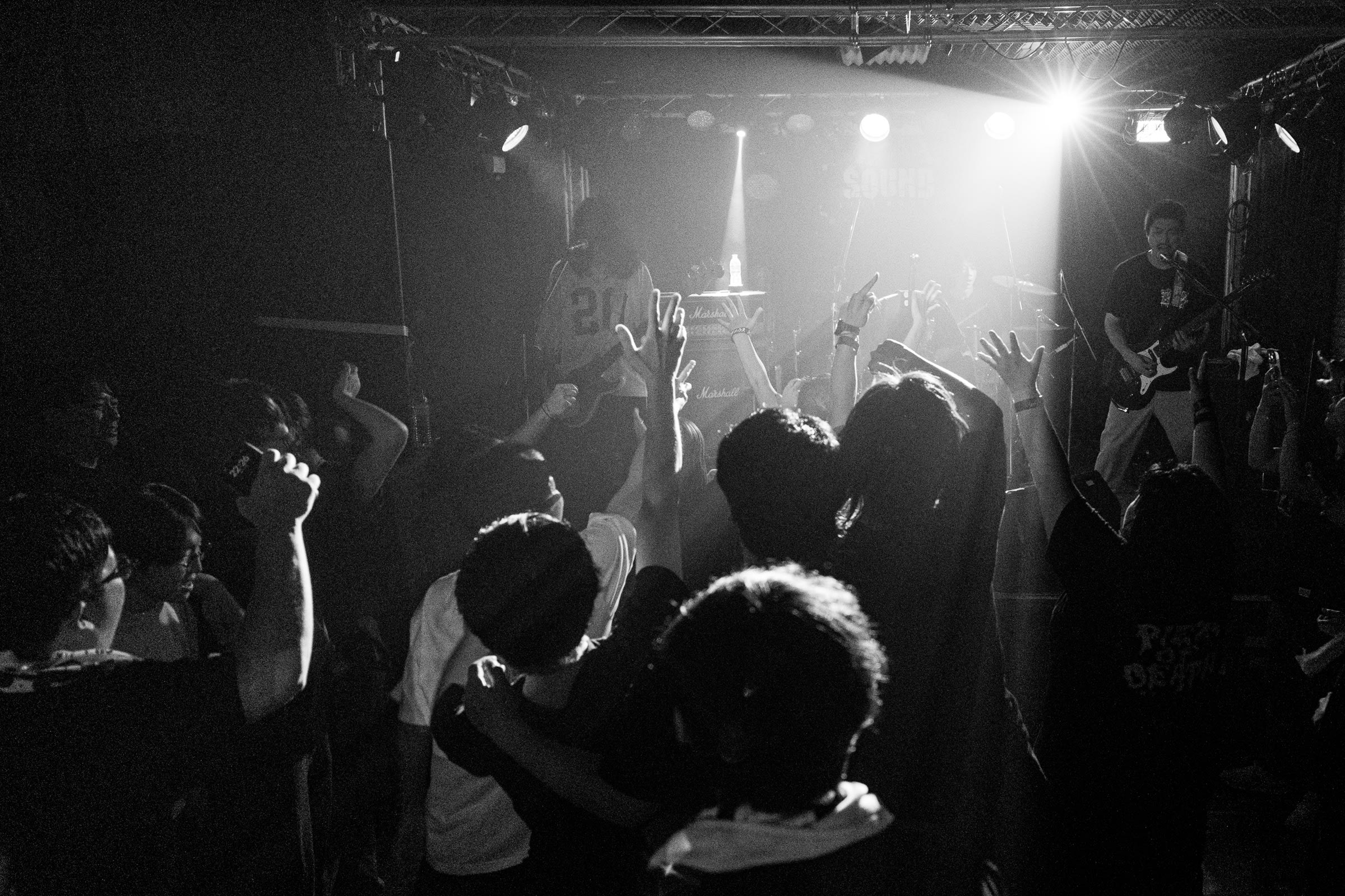 舞台燈光像是聚光燈般，照亮著觀眾區，雖然舞台上的演出者不是很清晰，但卻能感受到演出的氛圍