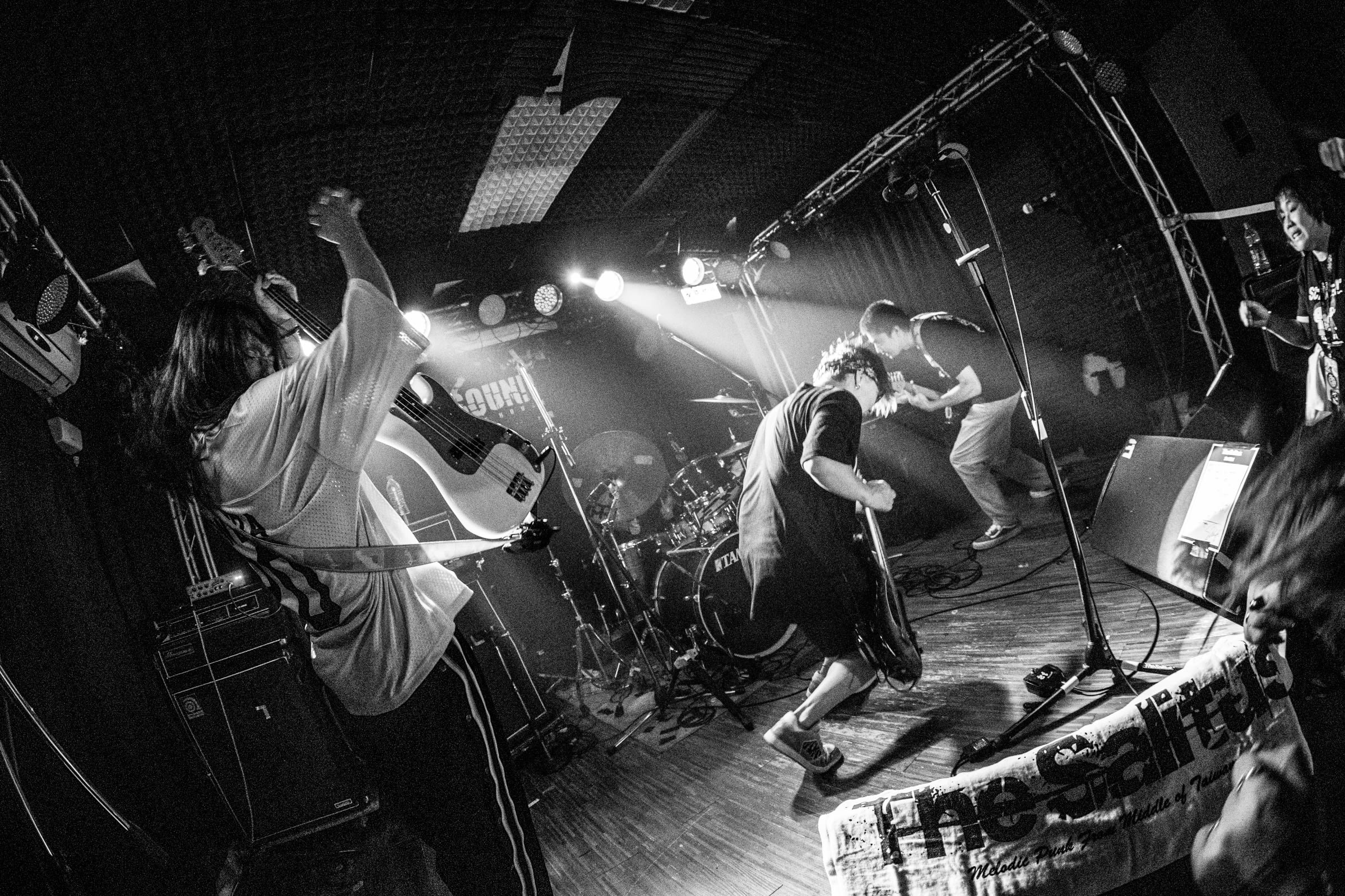 The Salitus所有樂手一起對拍的瞬間。