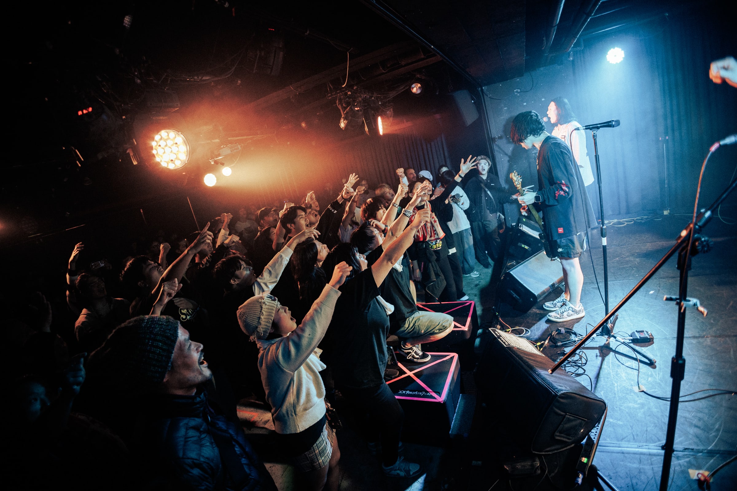 觀眾熱情的與舞台上的演出者互動