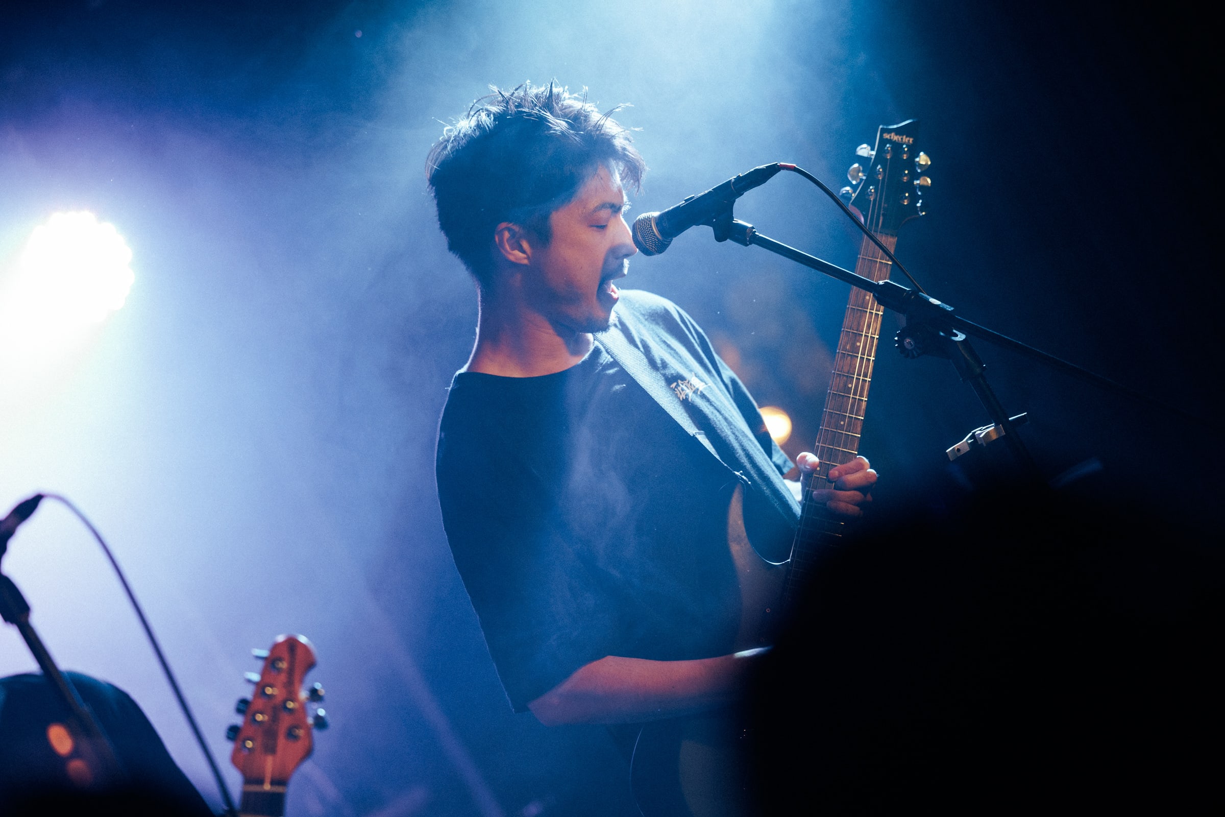 The Salitus吉他手 Mori，舞台的煙霧搭配側向光源，同時樂手也沈浸於音樂之中，形成這幕難忘的瞬間。