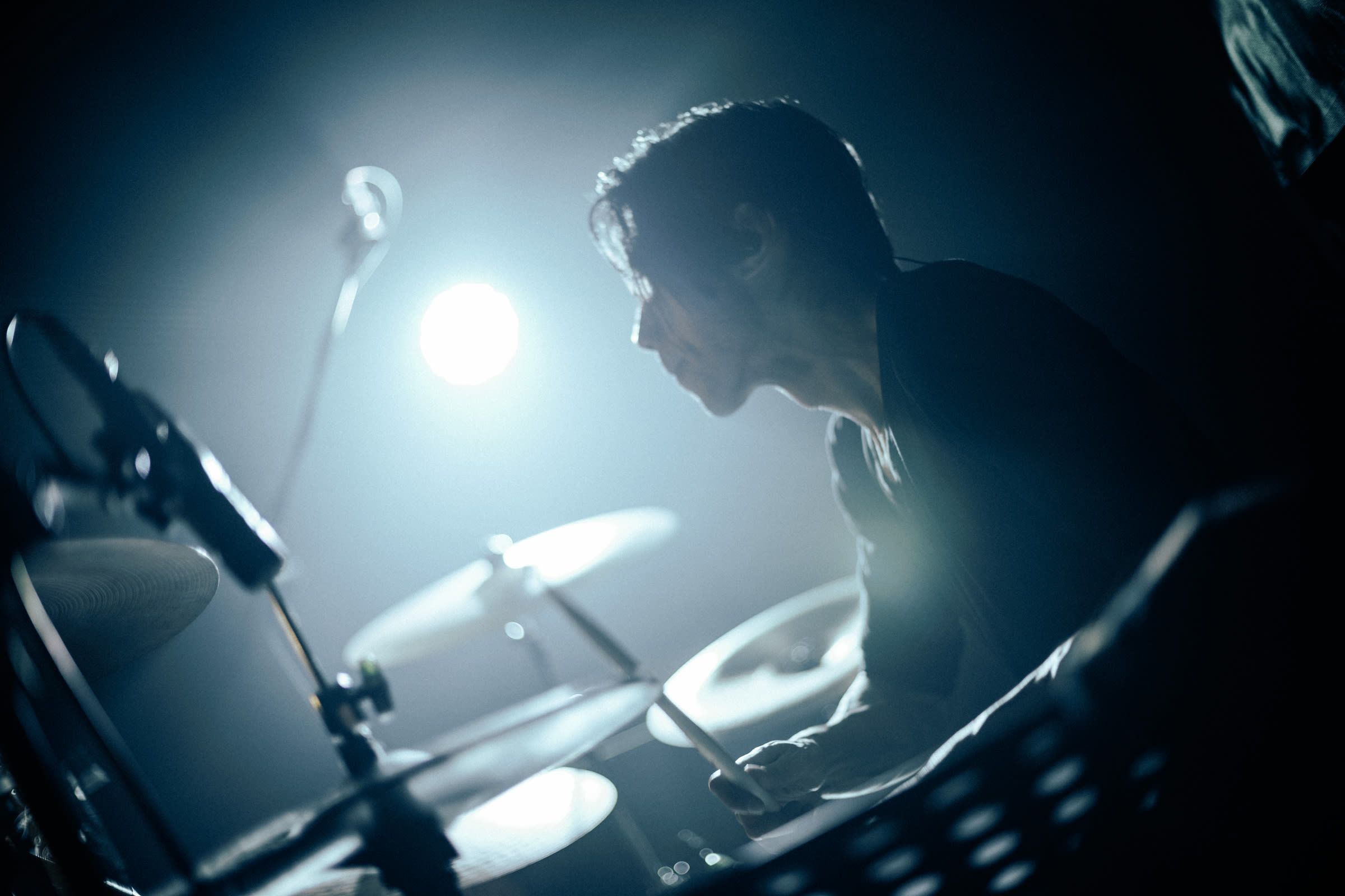 The Salitus鼓手 小黃老師特寫，輕微的失焦搭配逆向微光源，為主體添加神秘的輪廓。