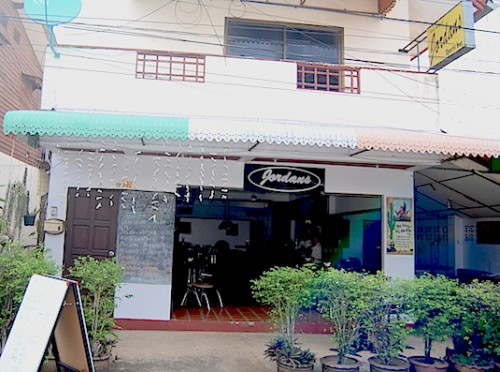 Front view of the bar in Maenam.