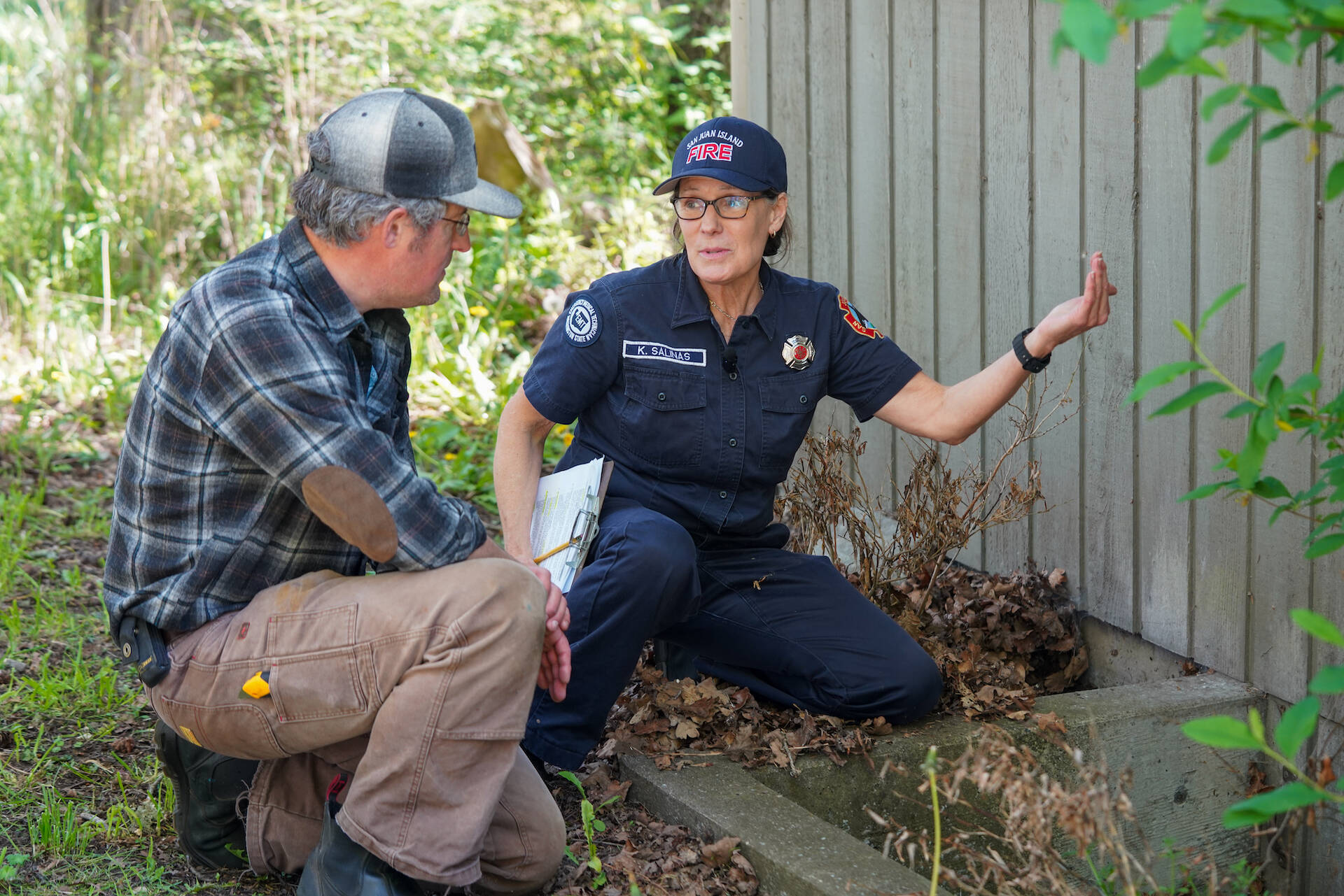 SJIF&R volunteer Kathleen Salinas conducts a Wildfire Ready home assessment with homeowner during the San Juan County program launch in May 2024