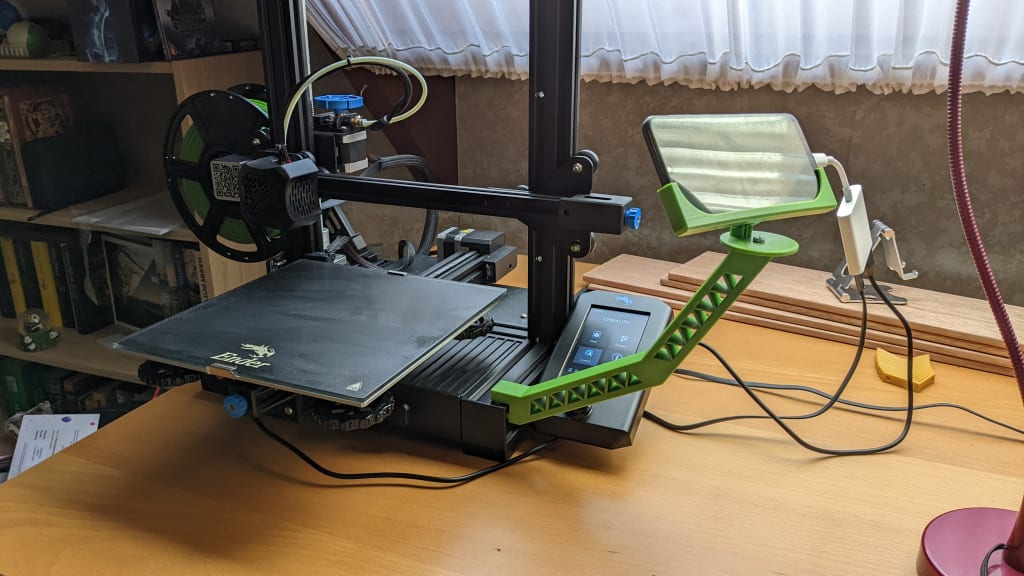 Octoprint Arm met telefoon die Octo4A draait