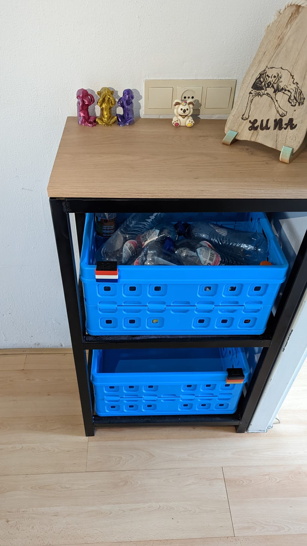 Crate cabinet with 2 deposit crates