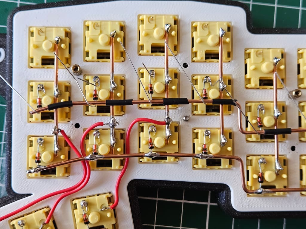 koperdraad met de diodes eromheen gebogen
