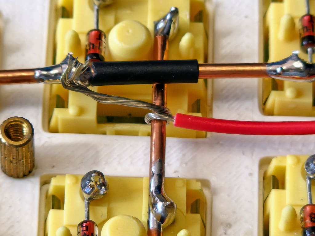 flexibel draad om koperdraad gewikkeld