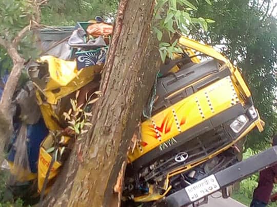 মুক্তাগাছায় গাছের সঙ্গে ট্রাকের ধাক্কা, নিহত ২ মুক্তাগাছায় গাছের সঙ্গে ট্রাকের ধাক্কা, নিহত ২