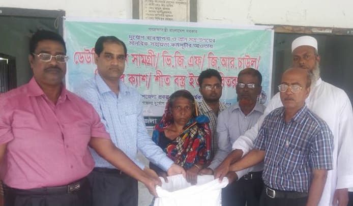 মুক্তাগাছায় ঝড়ে ক্ষতিগ্রস্থদের মাঝে চাল বিতরণ মুক্তাগাছায় ঝড়ে ক্ষতিগ্রস্থদের মাঝে চাল বিতরণ ক্ষতিগ্রস্থদের মাঝে চাল বিতরণ